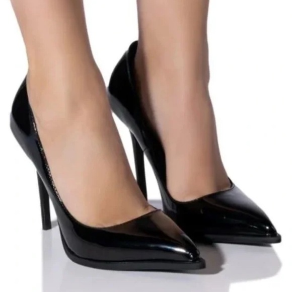 AKIRA Women\'s Black Patent Leather Courts 7.5